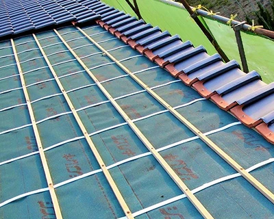 瓦屋根の葺き直し（瓦を再利用）