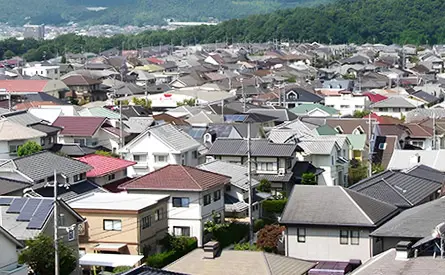 1960年代から1990年代にかけてカラーベストは軽量で安価な屋根材として多くの住宅に採用されました