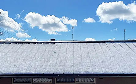 雪の多い地域に選ばれているガルバリウム鋼板屋根（金属屋根）