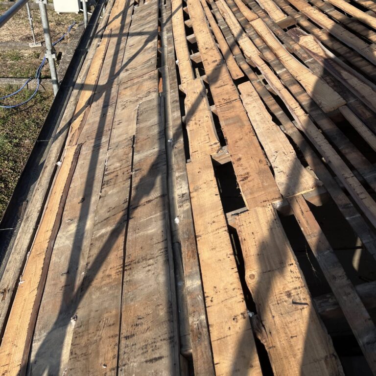 瓦と葺き土を下ろしたあとの、板を並べた野地板