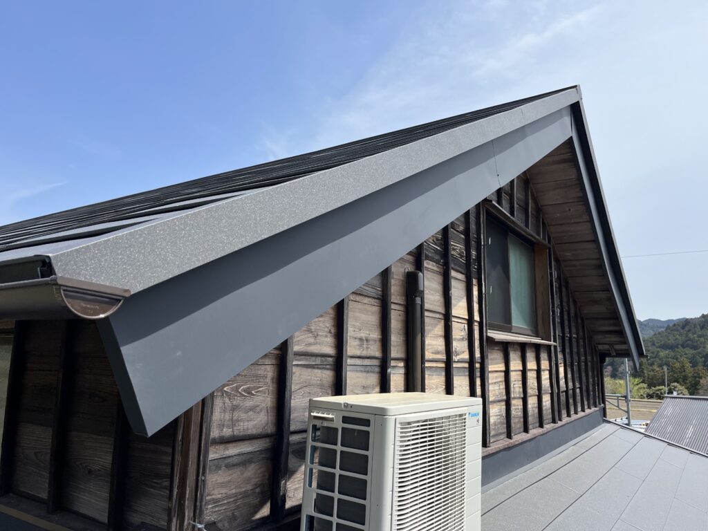 妻側の斜めの破風板を金属板で覆った屋根