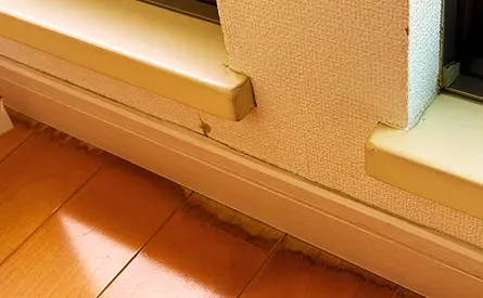 掃き出し窓のシーリング劣化による雨漏りの兆候