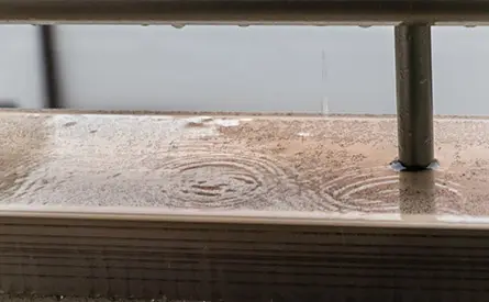 笠木は雨水が直接当たり、浸入しやすい