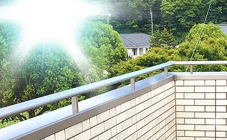 笠木は太陽の紫外線と熱に常にさらされている