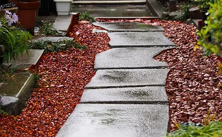 古い瓦を瓦チップに加工して庭づくりに