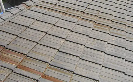 古いセメント瓦