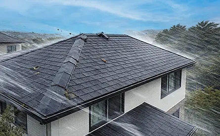 風の強い立地では屋根のつなぎ目の劣化が進みやすい