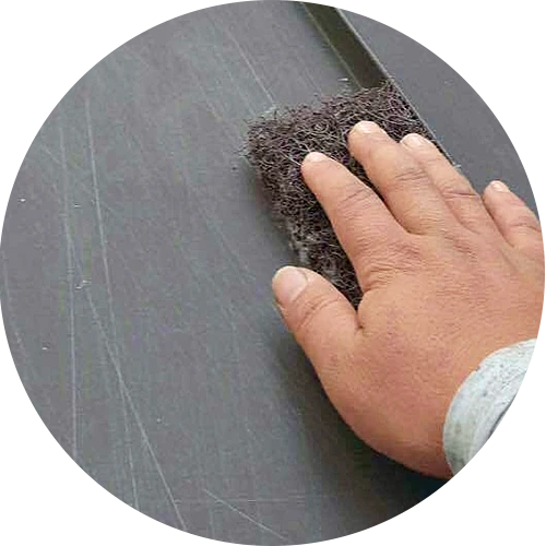 金属屋根の目荒らし作業