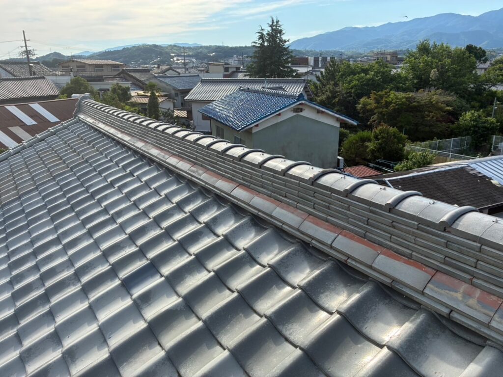 棟の積み直しを終え、のし瓦と冠瓦がまっすぐに並んだ瓦屋根