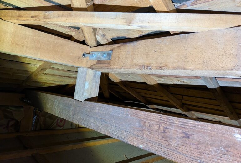 小屋裏から見た屋根の下地と垂木