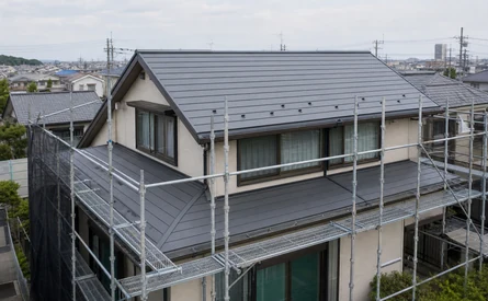 足場を設置したシンプルな形状の住宅屋根
