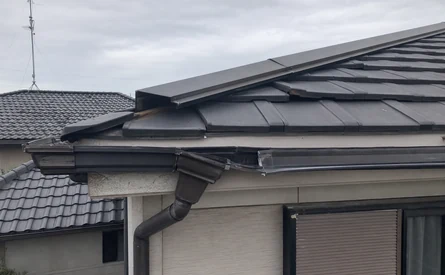 強風で屋根の一部が損傷した住宅