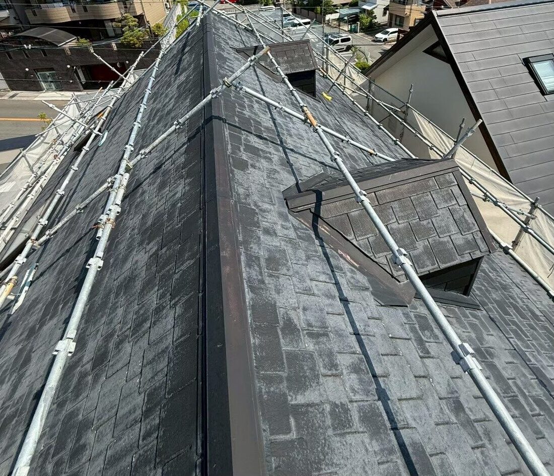 【施工前】経年で色あせた化粧スレート屋根の全景（兵庫県西宮市）