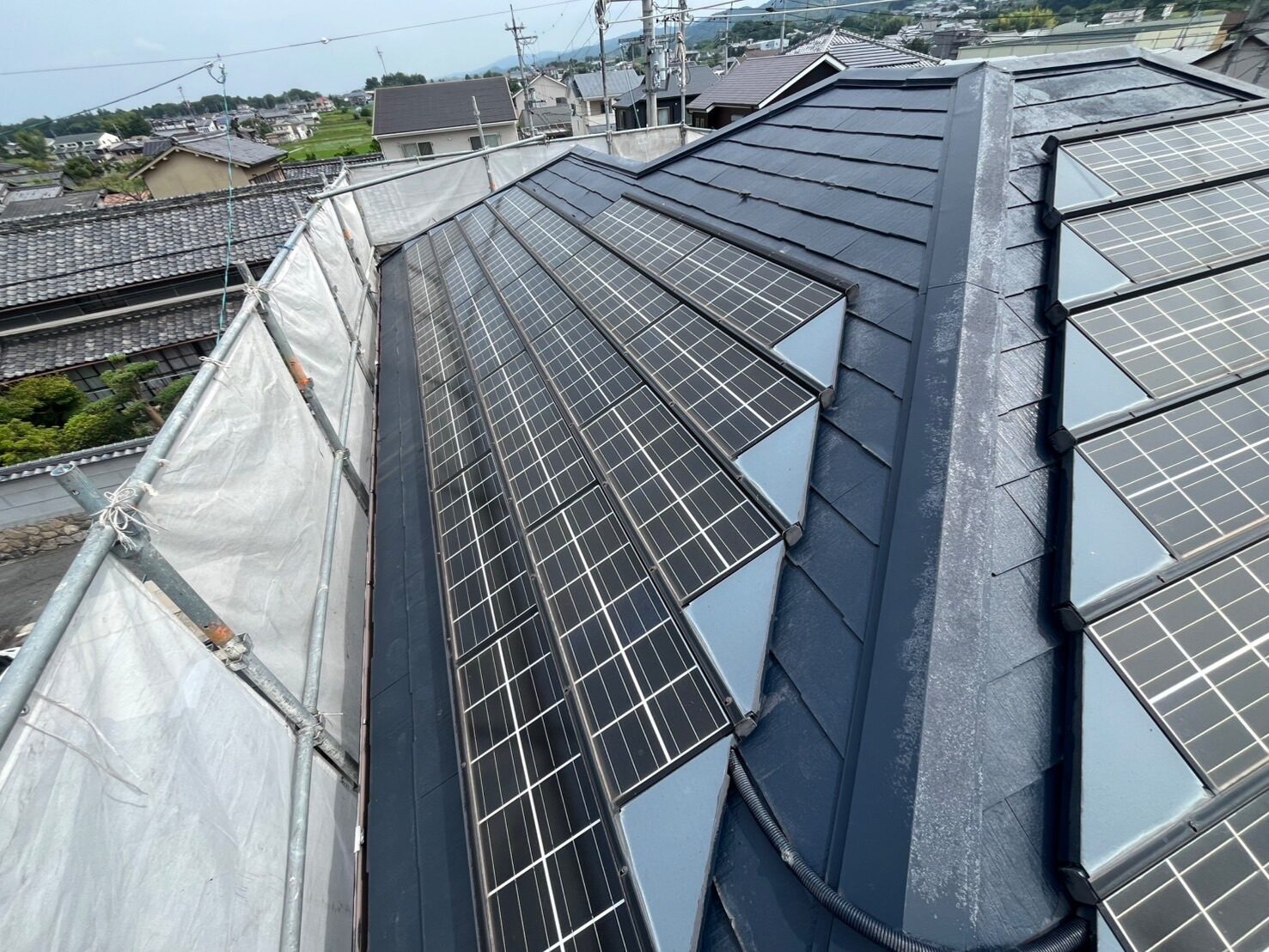 【施工前】奈良県天理市S様邸　太陽光パネルを設置した化粧スレート屋根の全景