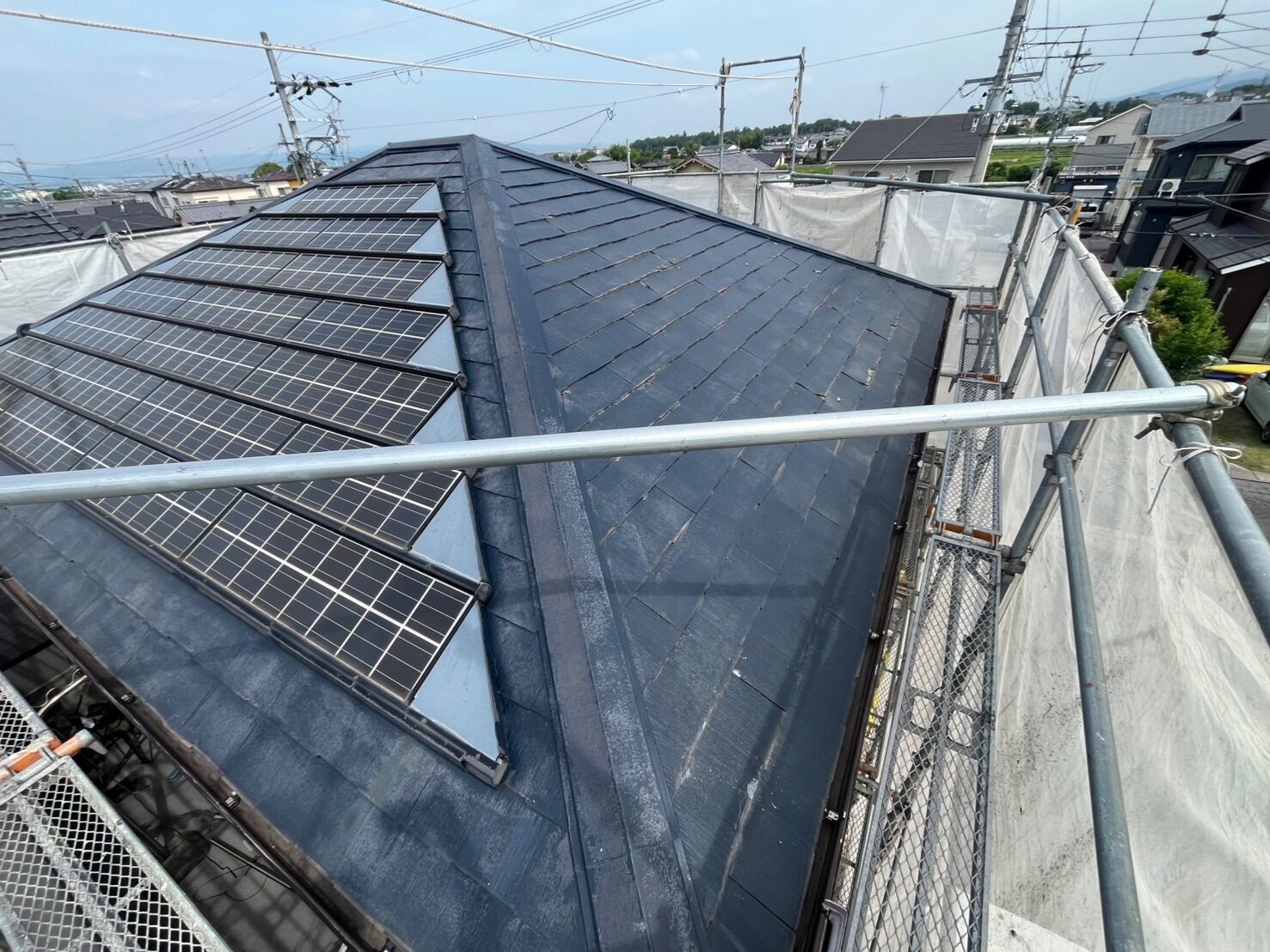 【施工前】色あせが進んだスレート屋根と太陽光パネル（奈良県天理市）