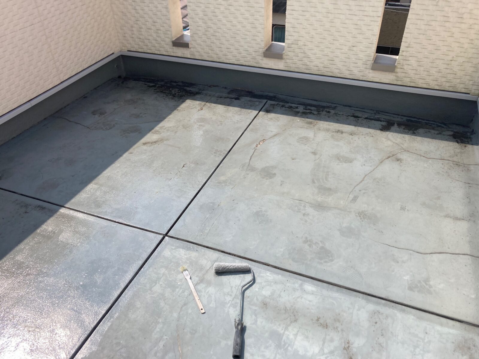 【施工中】ケレン清掃で下地を目荒らしし、プライマーを塗布