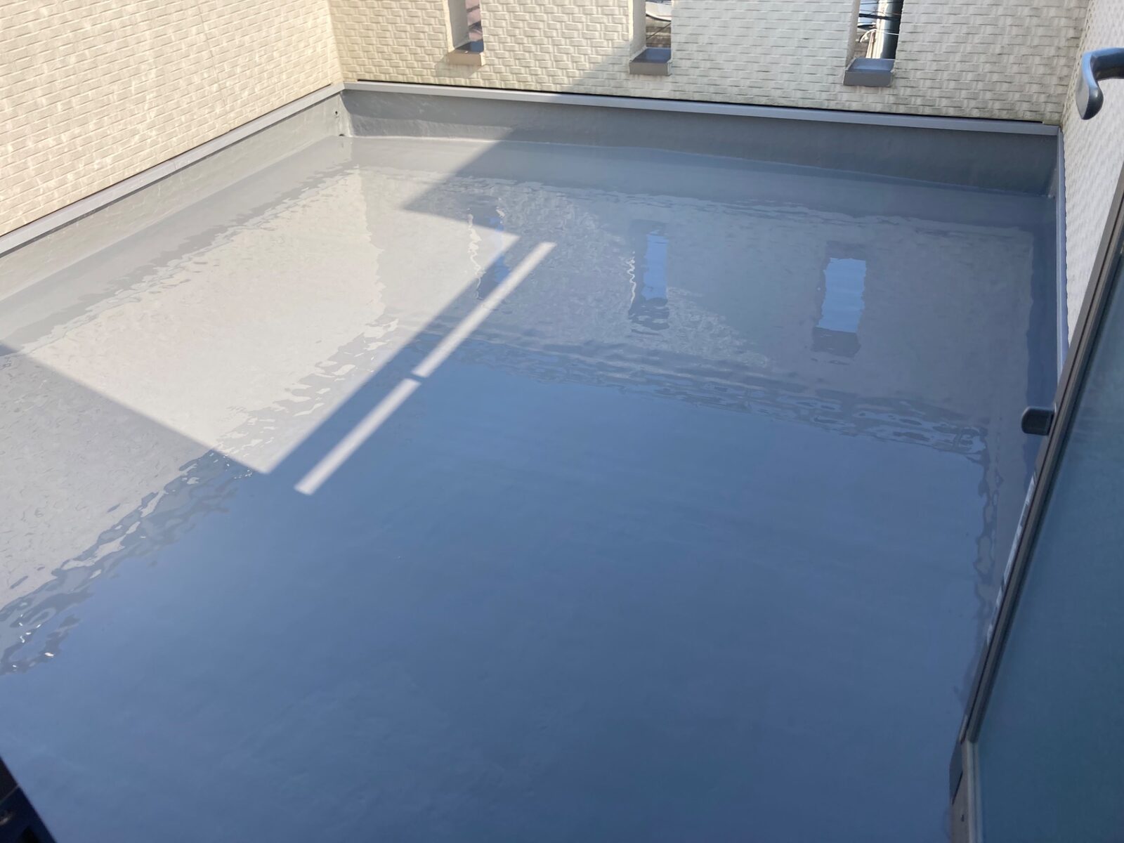 【施工中】ウレタン防水材の1回目塗布