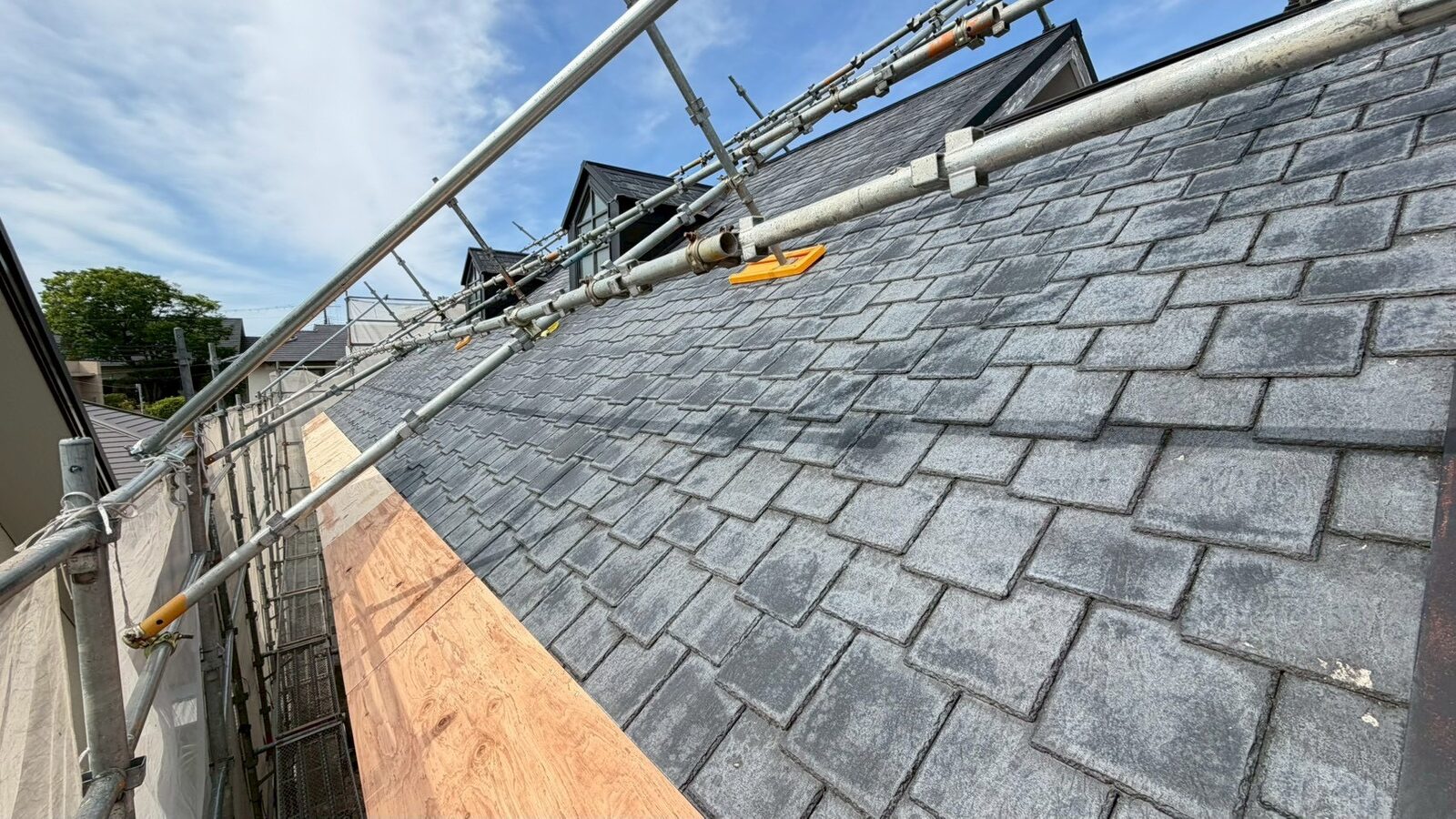 【施工中】既存屋根の上に構造用合板を増し張りして下地を補強