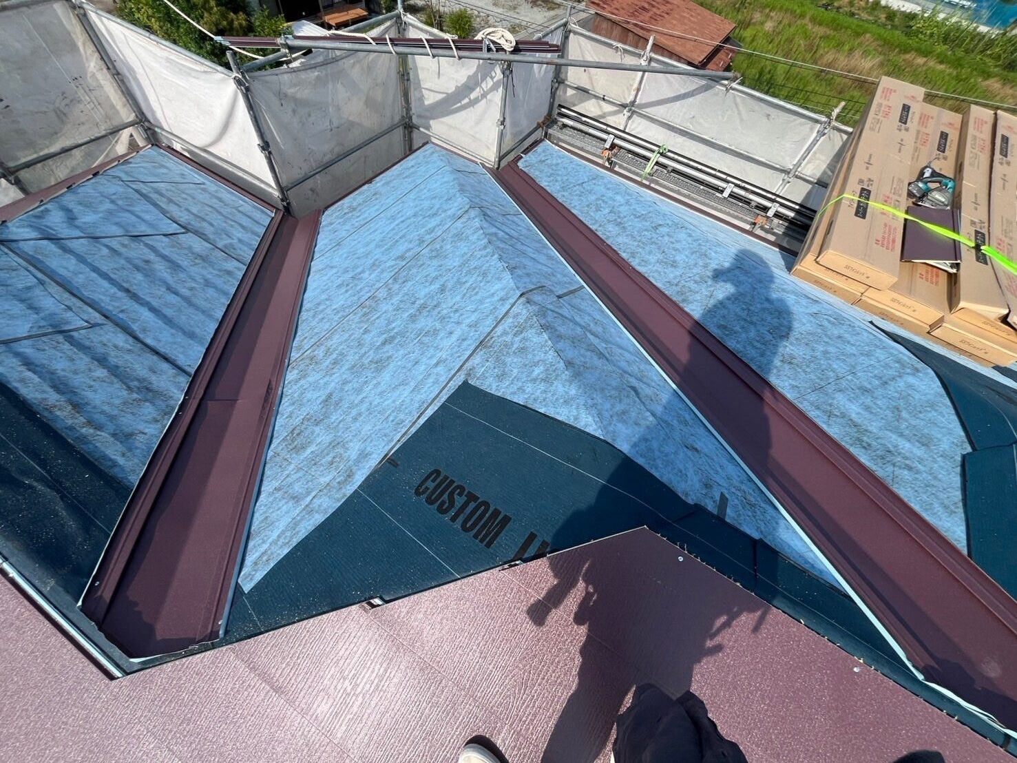 【施工中】スーパーガルテクトを軒先から一枚ずつ葺き上げる