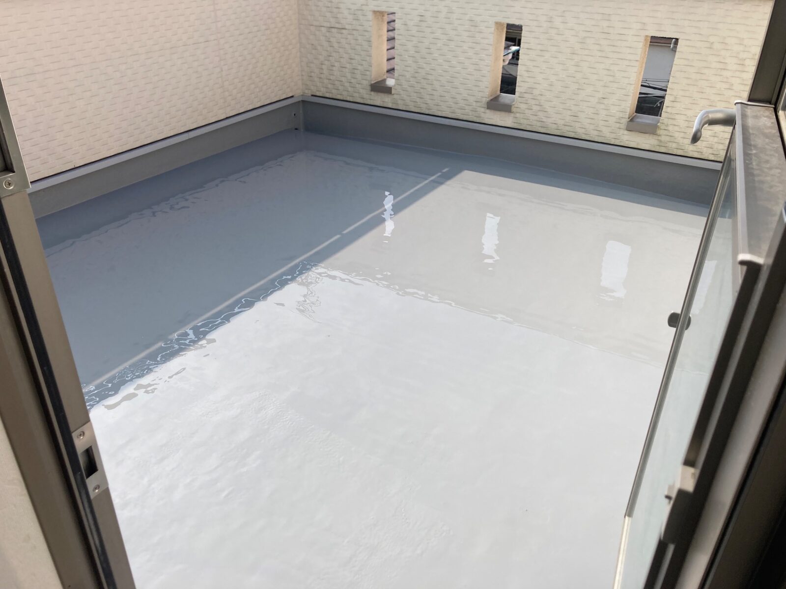 【施工中】ウレタン防水材の2回目塗布で規定の膜厚を確保