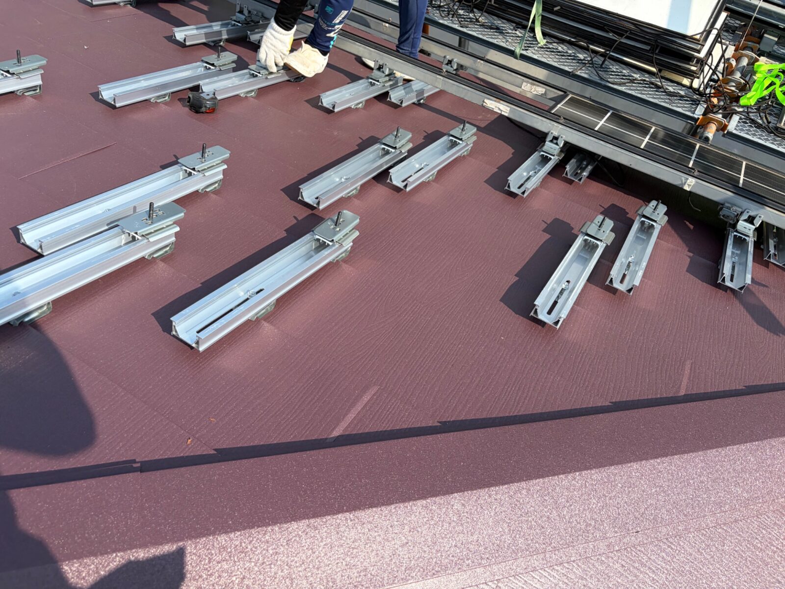 【施工中】太陽光パネルの固定金具・架台を取り付け