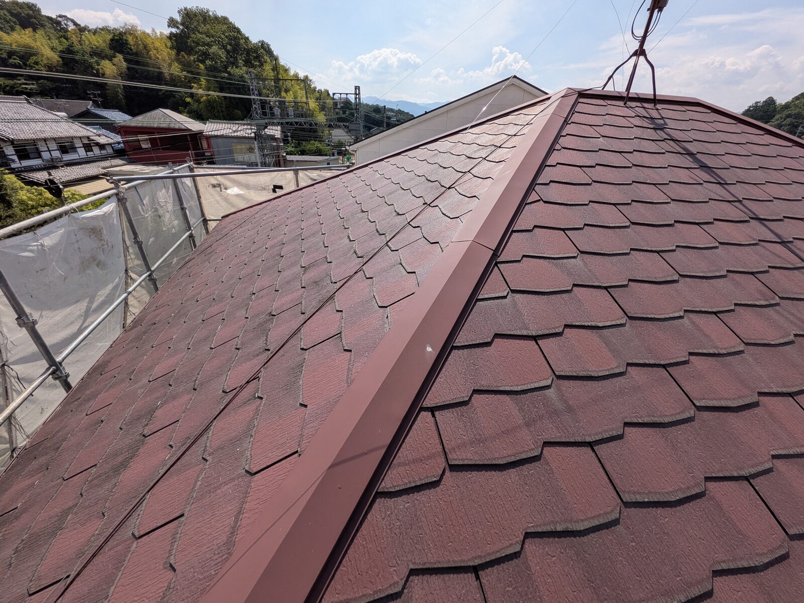 【施工前】経年で色あせた化粧スレート屋根の全景（寄棟屋根）