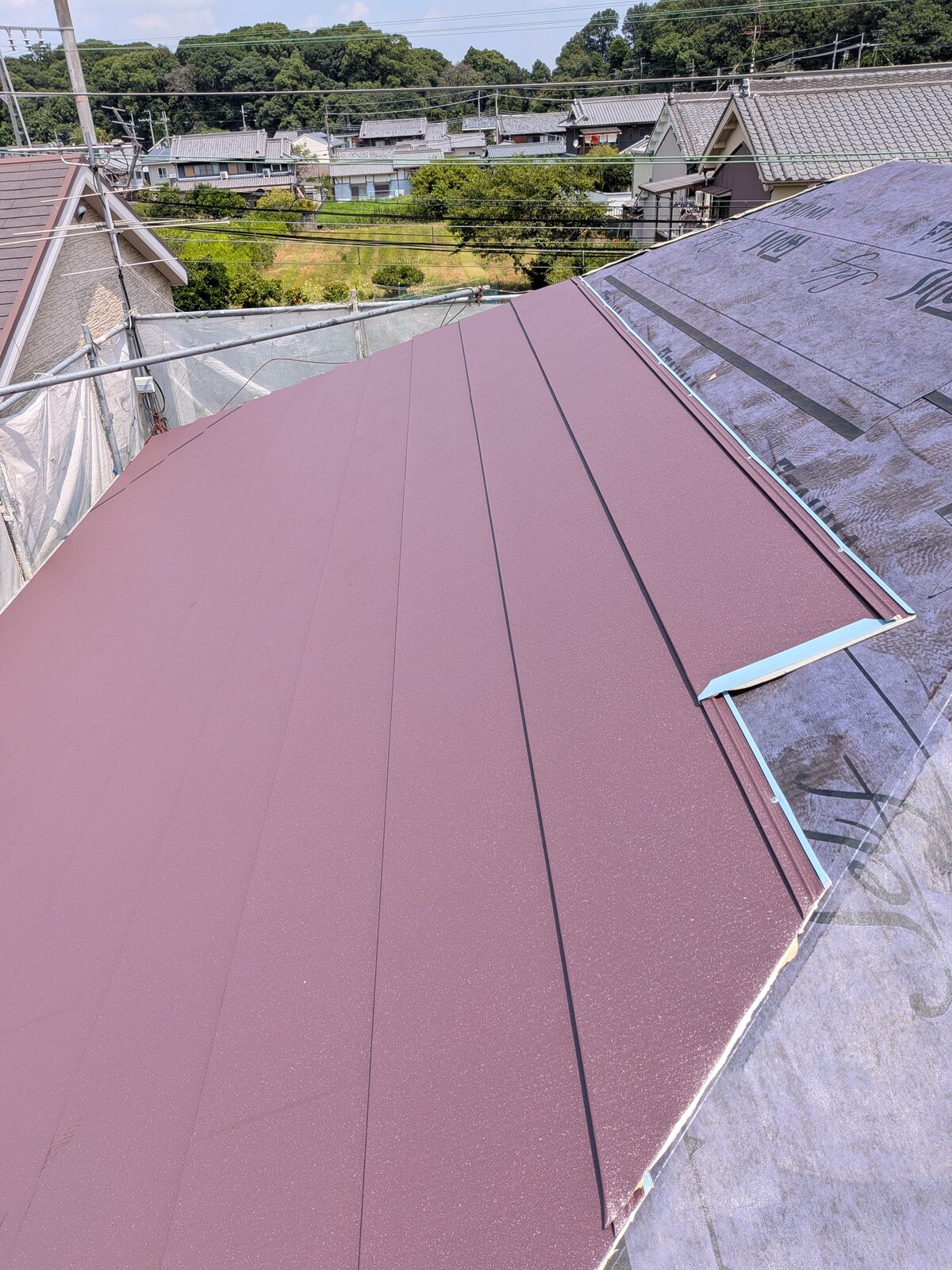 【施工中】屋根本体スーパーガルテクトの葺き上げ作業