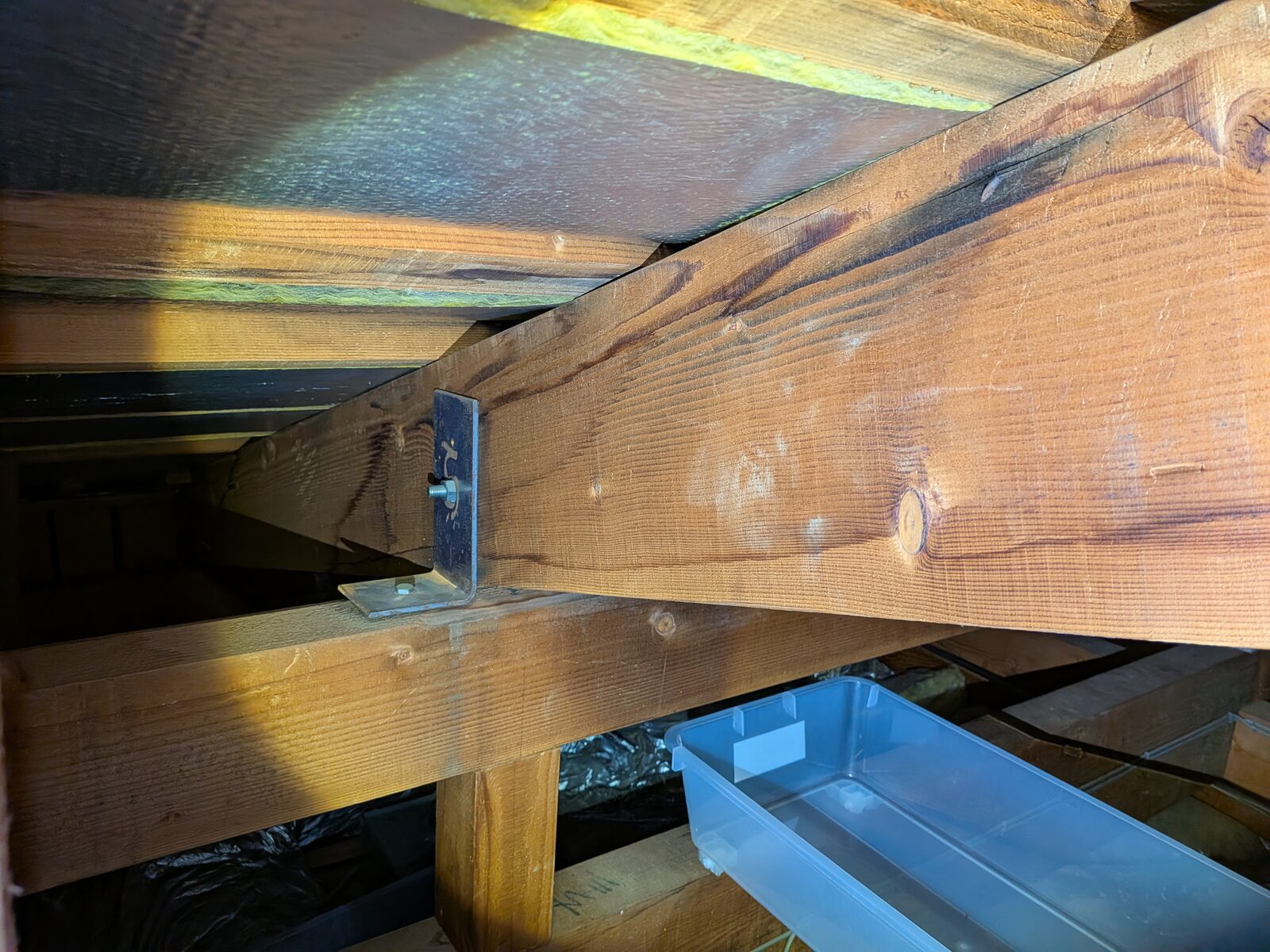 【施工前】小屋裏の点検。屋根の下地や構造材の状態を内側からも確認