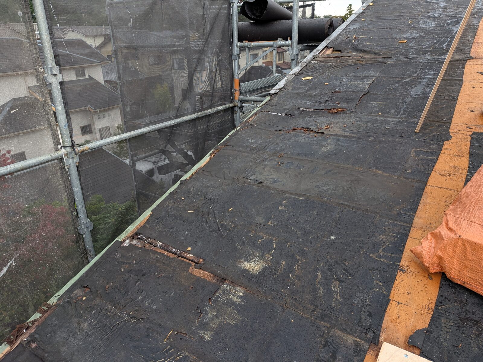 【施工中】北面の撤去状況。軒先の傷んだ部分も同様に補修する
