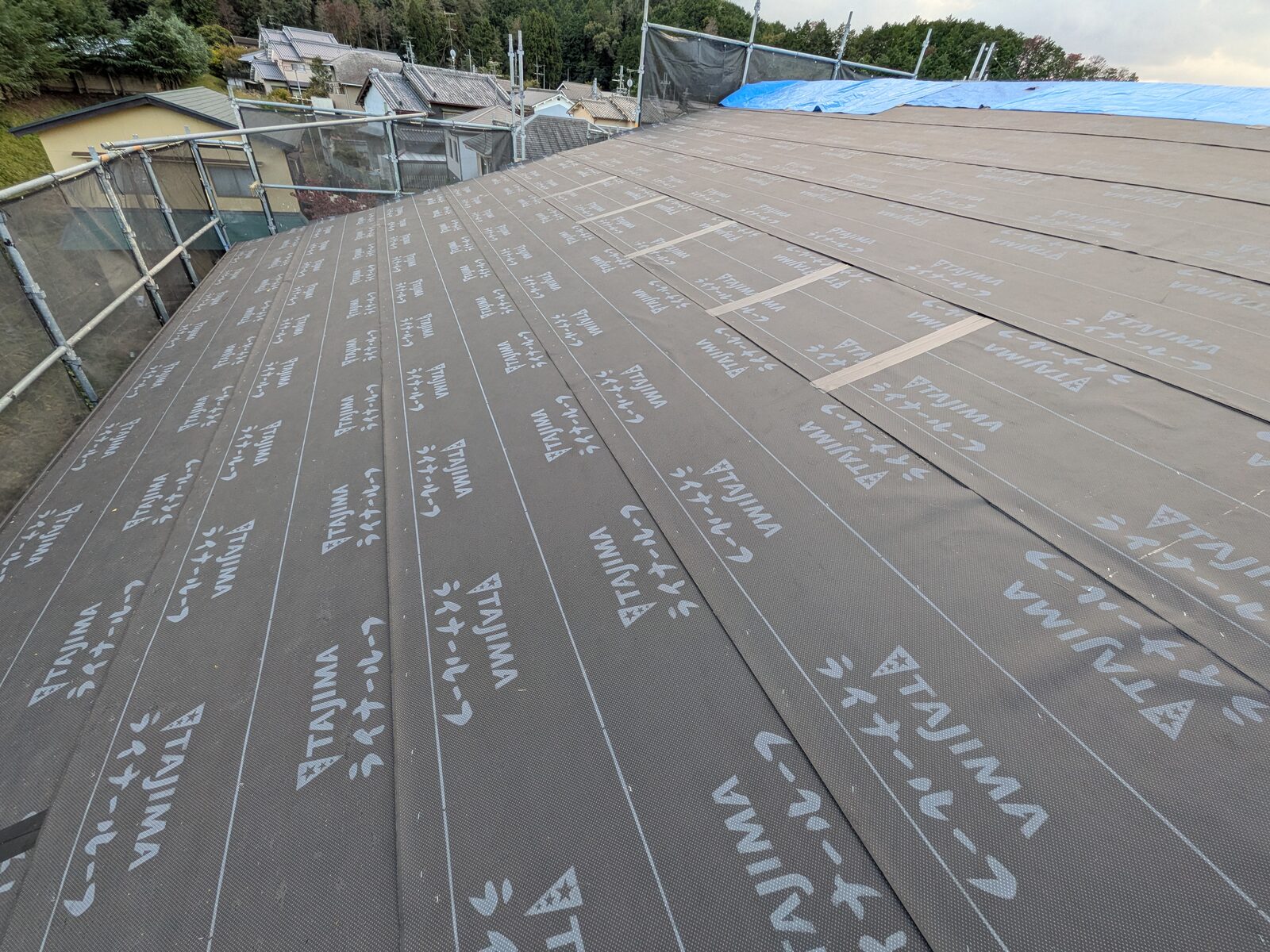 【施工中】北面の下葺き材敷設が完了。屋根全体が新しい防水層で覆われた