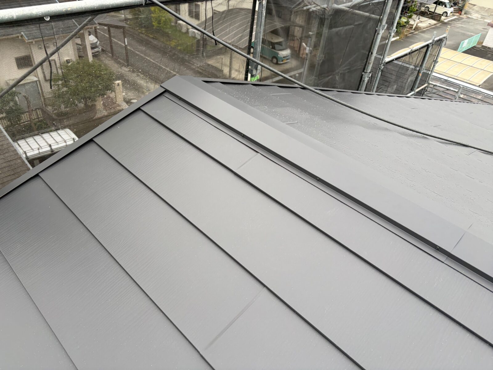 【施工後】棟板金の取り付けが完了した屋根