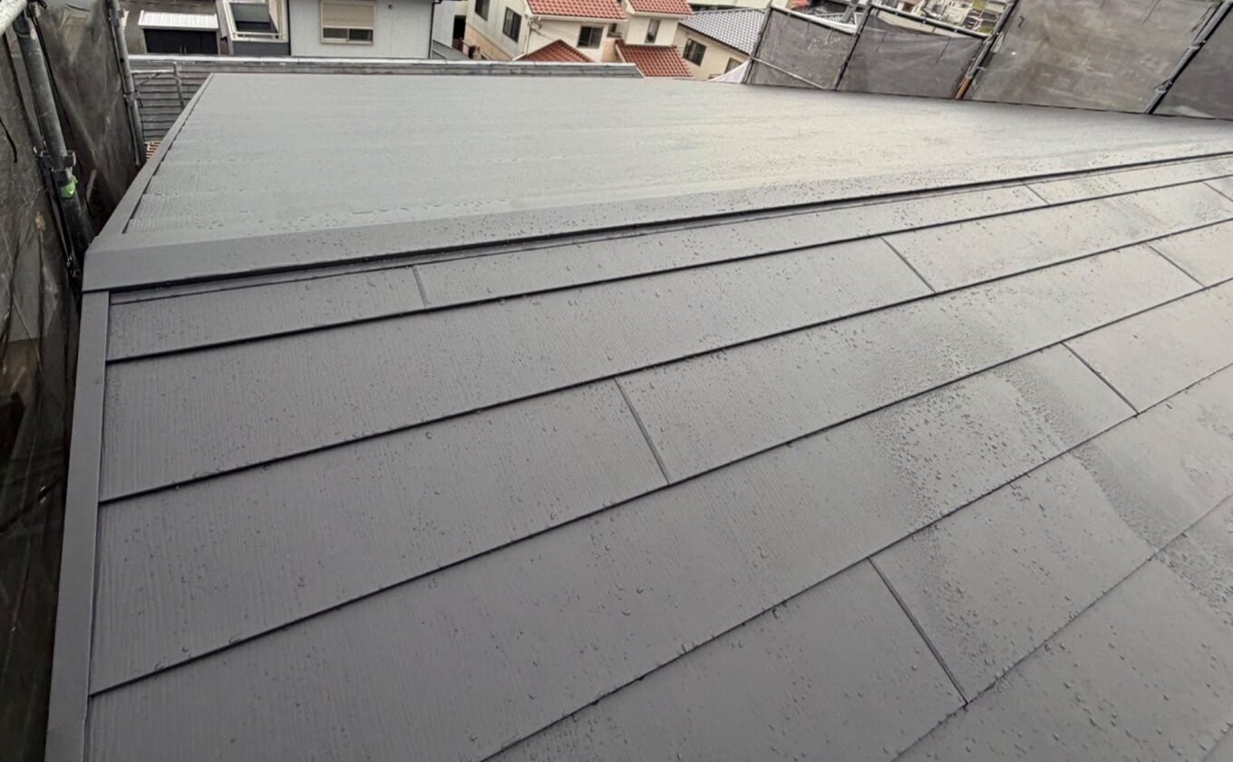 【施工後】棟を挟んだ屋根全体の仕上がり