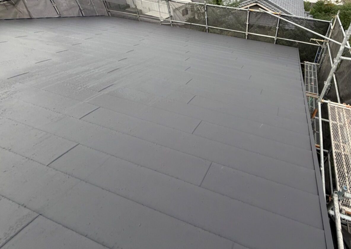 【施工後】スーパーガルテクト フッ素への葺き替えが完了した屋根の全景