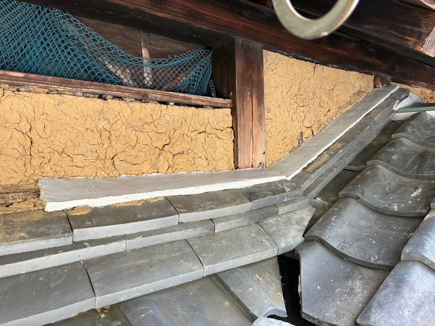 【施工中】壁際ののし瓦の積み直しが完了。土壁と屋根の境目をしっかり塞ぐ
