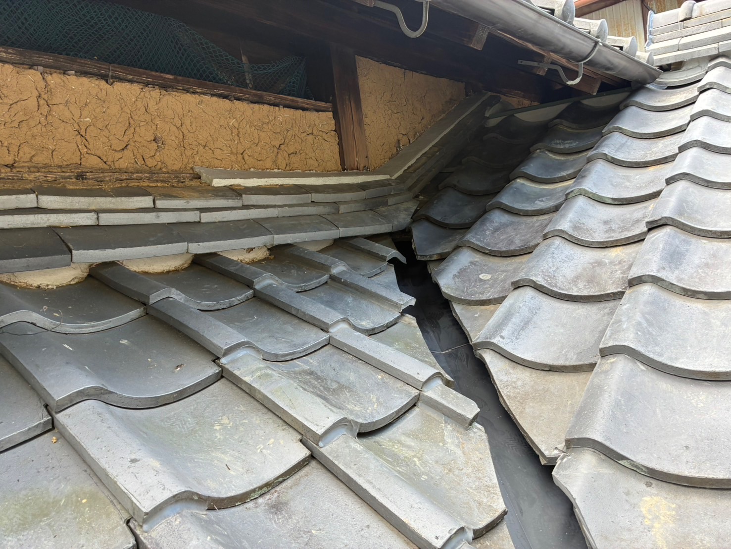 【施工後】主屋の壁際と谷部の仕上がり。のし瓦と谷板金で二重に雨を受け流す