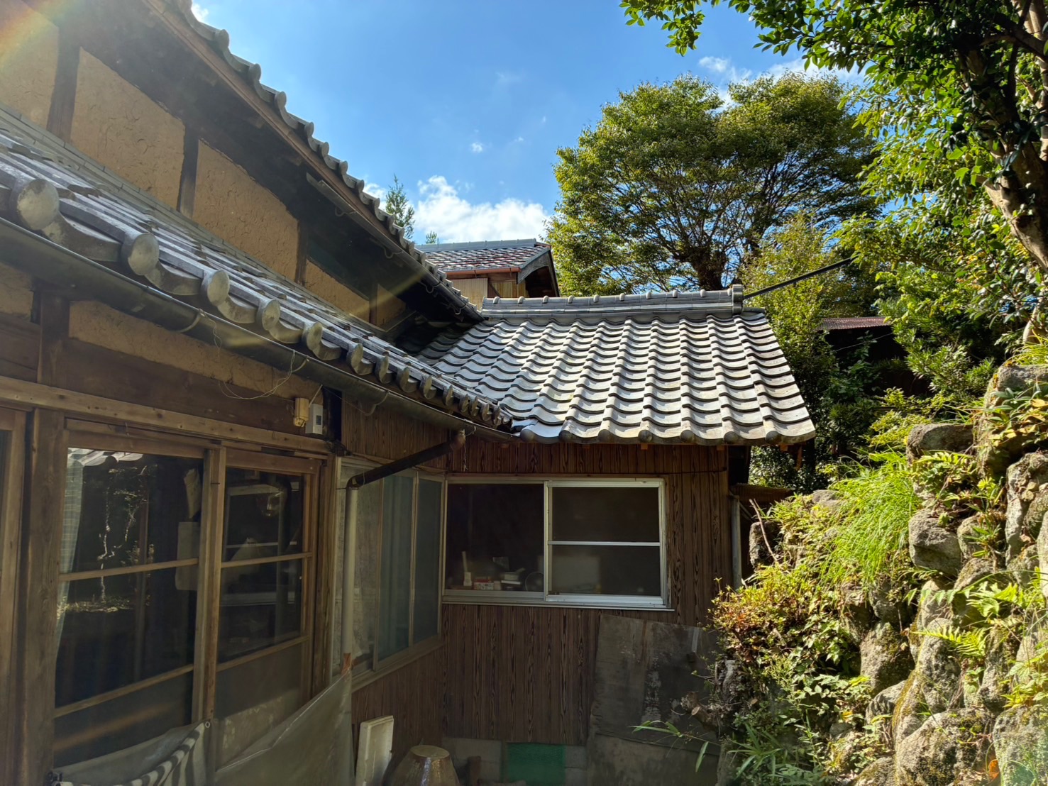 【施工後】葺き直しが完了した下屋の全景。主屋と同じ瓦で違和感のない外観に